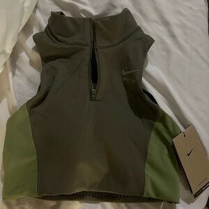 NWT Women's size XS Nike 1/2 zip sports bra